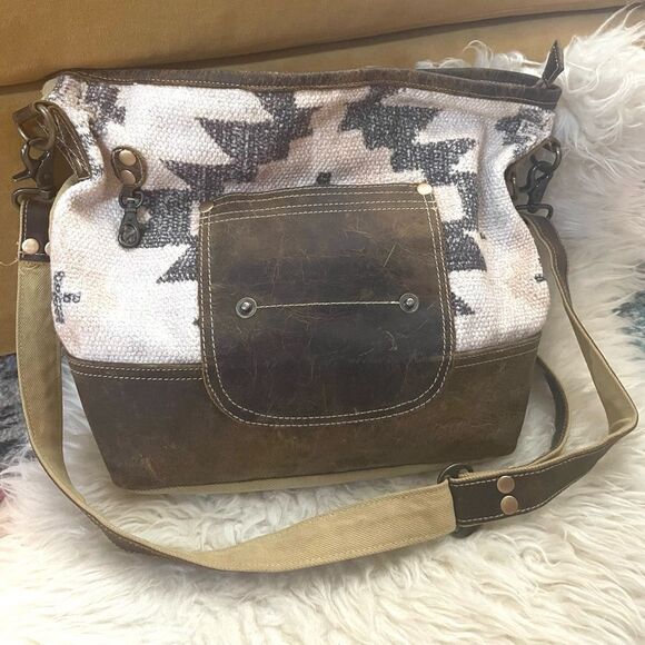 Myra Damn Cool Shoulder Bag - Picture 2 of 16